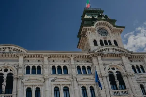 Palazzo storico italiano con bandiera nazionale e torre dell'orologio