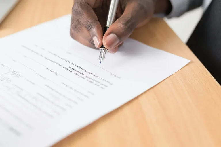 Firma e controllo di documenti cartacei su una scrivania
