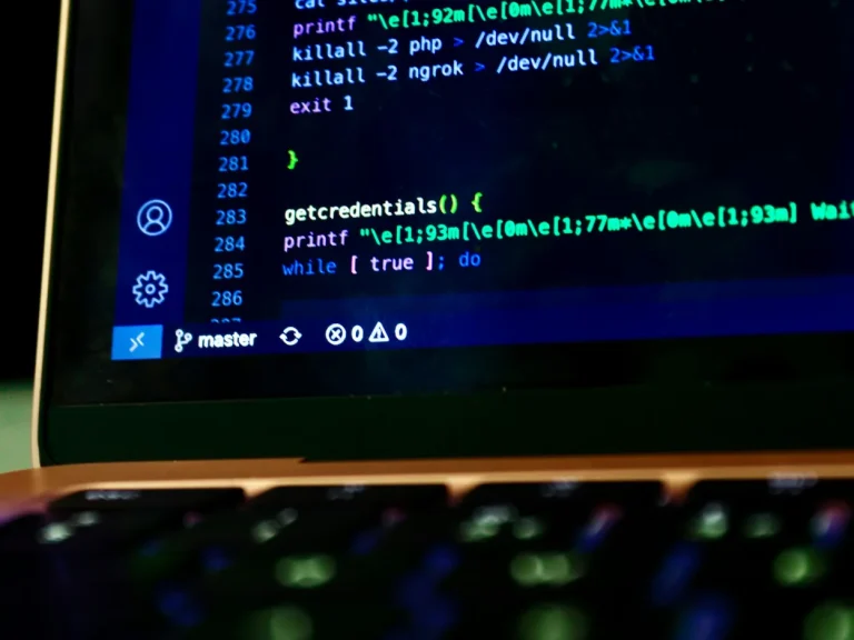 Schermo di computer con interfacce tecniche blu in ambiente di lavoro