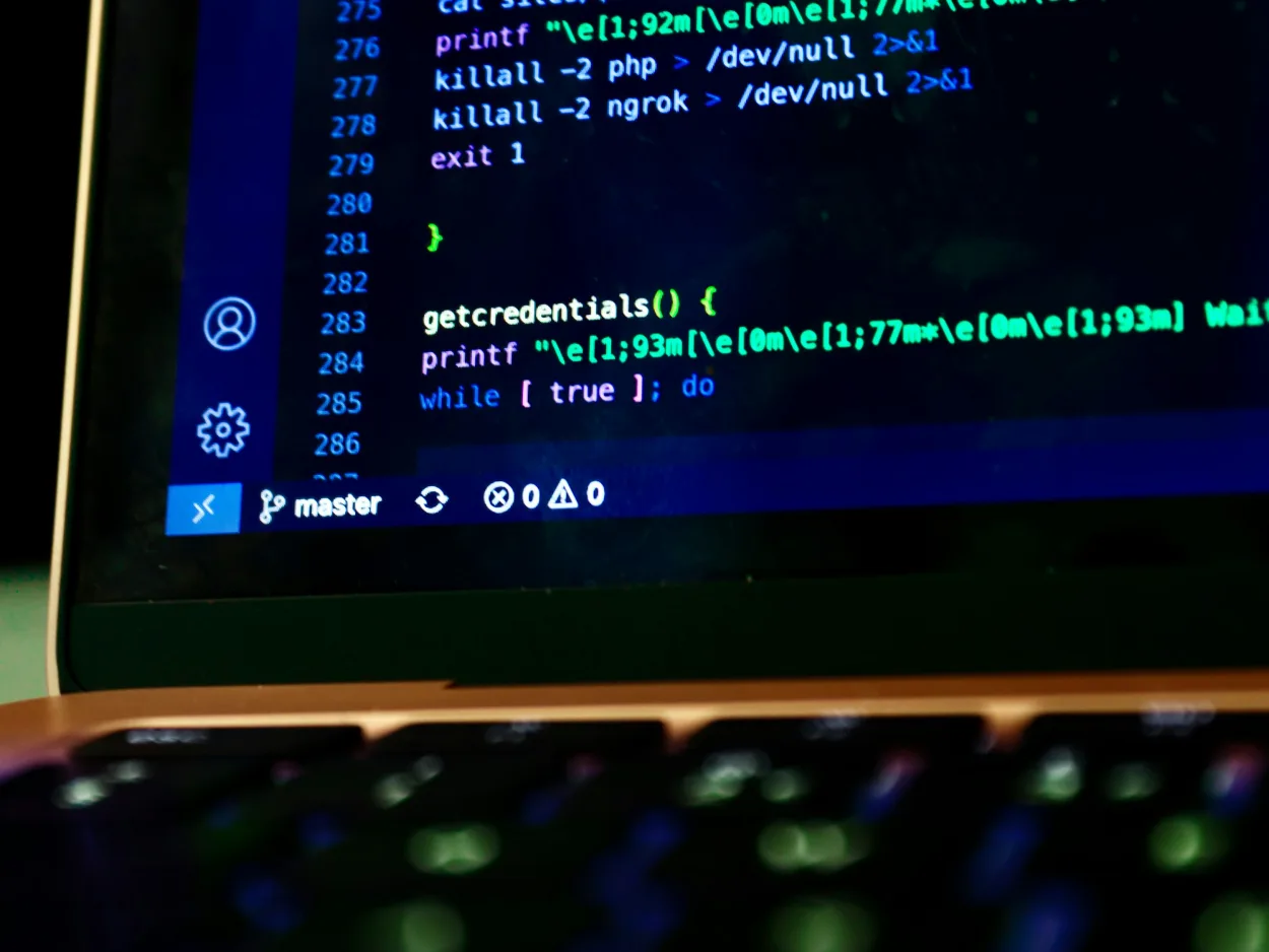 Schermo di computer con interfacce tecniche blu in ambiente di lavoro